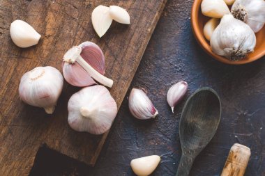 Tahta tahtada taze sarımsak soğanı. Üstte görüntü.