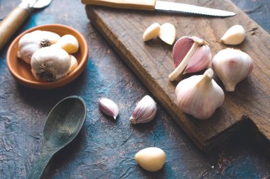 Koyu arkaplanda taze sarımsak soğanları..