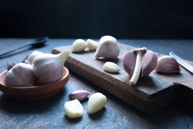 Koyu arkaplanda taze sarımsak soğanları..