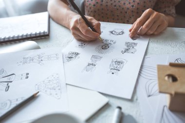 Animatör tasarımcısı çeşitli karakterlerin skeçler çizer. Çizgi film veya video oyunları için kağıt üzerinde çizimler oluşturma.