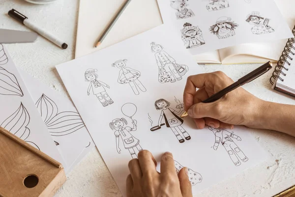 Desainer Animasi Menggambar Sketsa Dari Berbagai Karakter Membuat Ilustrasi Atas — Stok Foto