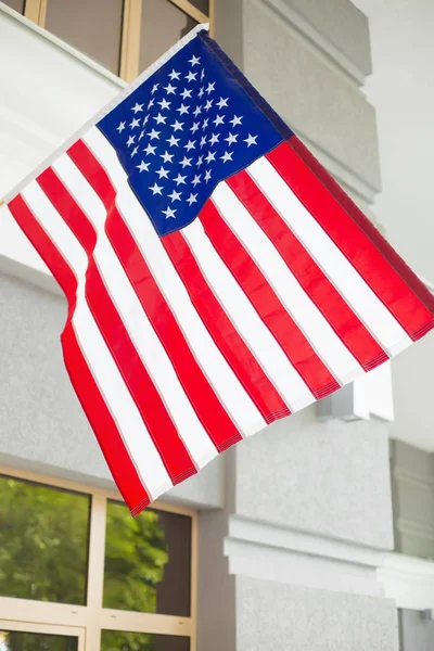 Ofis binasında Amerikan bayrağı var. Abd Bayrağı. 