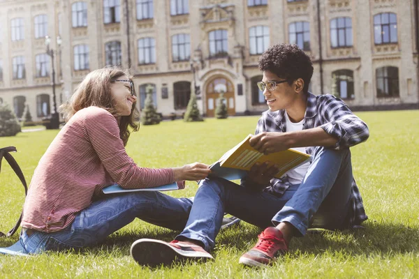 Smiling Students African American Male Glasses Books Girl College Friends — Stock Photo, Image