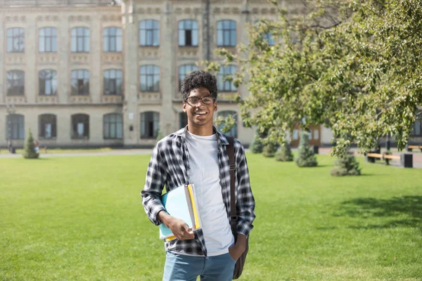 Portrét Mladého Amerického Studenta Afriky Pozadí Univerzity Usmívající Mladá Mužská — Stock fotografie