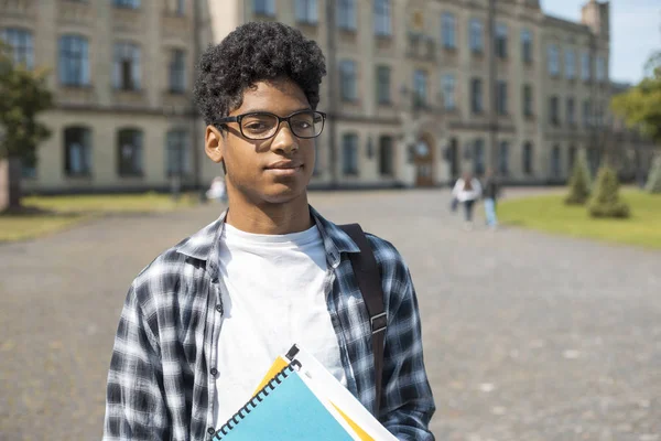 Kitaplı Gözlüklü Afro Amerikan Öğrenci Üniversiteye Yakın Mutlu Karışık Yarış — Stok fotoğraf