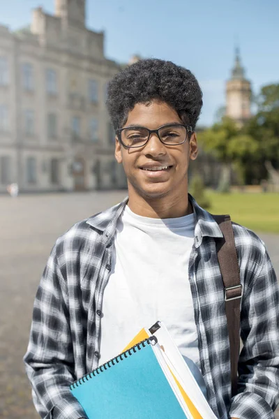 Portrét Mladého Amerického Studenta Afriky Pozadí Univerzity Usmívající Mladá Mužská — Stock fotografie