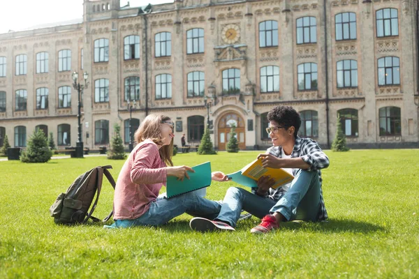 Usmívající Studenti Afrického Amerického Muže Brýlích Knihami Dívkou Univerzitě Přátelé — Stock fotografie