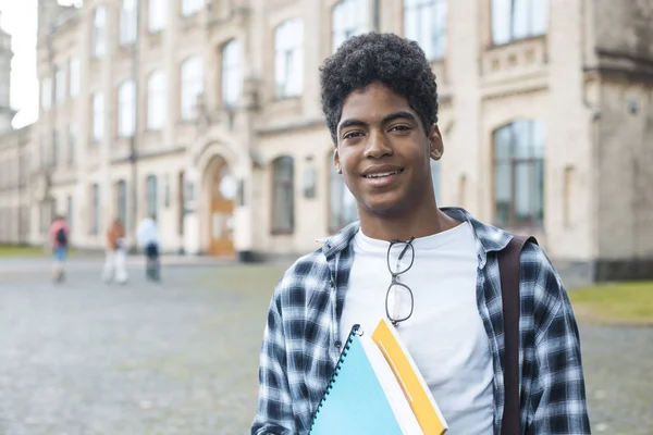 Portrét Mladého Amerického Studenta Afriky Pozadí Univerzity Usmívající Mladá Mužská — Stock fotografie