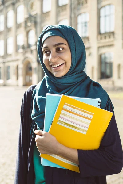 Usmívající Muslimská Mladá Studentka Drží Knihy Stojící Nedaleko Vysoké Školy — Stock fotografie