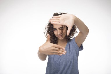 Güzel Hintli kız ellerinden çerçeve içine bakıyor.