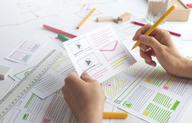 Tasarımcı web sitesinin skeçlerini çizer. Düzen geliştirme. Proje uygulama arabirimi oluşturma. Kullanıcı deneyimi. 