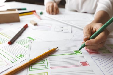  Siteler veya web uygulamaları için web kullanıcı arabirimleri tasarlama. 