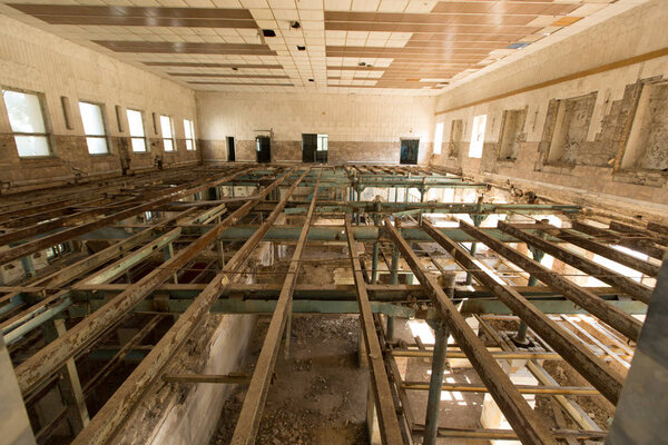 Заброшенная комната дома. Интерьер разрушенного здания
. 