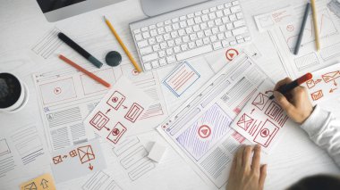 Web sitesi tasarımcısı bir taslak uygulaması yaratıyor. Bir arayüz modeli çizme projesi geliştiriliyor. 