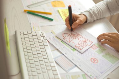 Web sitesi tasarımcısı bir taslak uygulaması yaratıyor. Bir arayüz modeli çizme projesi geliştiriliyor. 