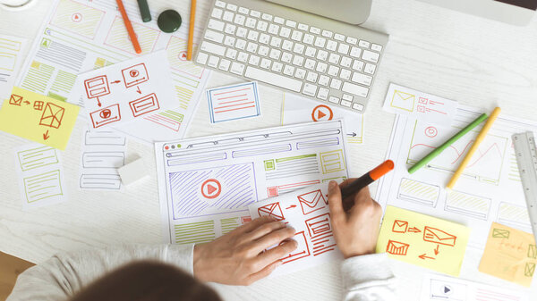 Дизайнер веб-сайтов создает приложение для рисования. Разработка макета интерфейса проекта
. 