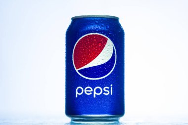 Kiev, Ukrayna - 5 Ağustos 2018: Beyaz arkaplanda Pepsi kutusu.