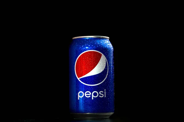 Киев Украина Августа 2019 Оловянная Банка Напитка Pepsi Черном Фоне — стоковое фото