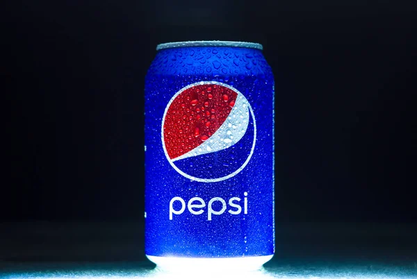 Kiev Ucrânia Agosto 2019 Lata Lata Pepsi Beber Fundo Preto — Fotografia de Stock