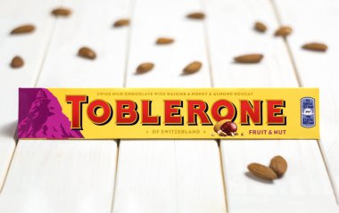 Kiev, Ukrayna - 18 Ağustos 2019: Toblerone - Kuru üzüm, bal ve badem fıstıklı İsviçre sütlü çikolata.