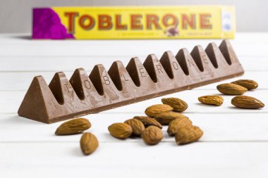 Kiev, Ukrayna - 18 Ağustos 2019: Toblerone - Kuru üzüm, bal ve badem fıstıklı İsviçre sütlü çikolata.
