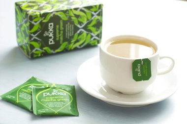 Kyiv, Ukrayna - 5 Ağustos 2018: Yüksek kibrit yeşil çay paketli Pukka.