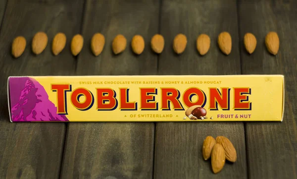 Kiev Ukraine Agustus 2019 Toblerone Cokelat Susu Swiss Dengan Kismis — Stok Foto