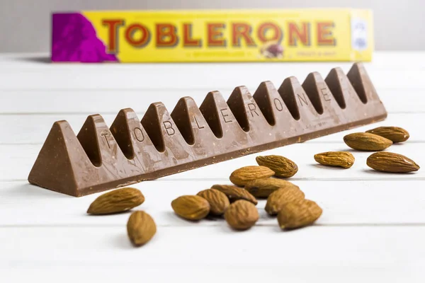 Kiev Ukraine Agustus 2019 Toblerone Cokelat Susu Swiss Dengan Kismis — Stok Foto