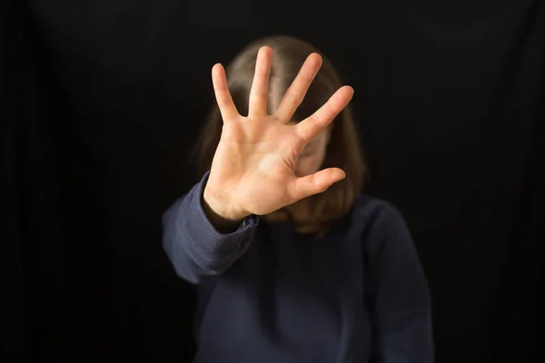 Жінка Плаче Прикриває Обличчя Рукою Чорному Тлі Концепція Домашнього Насильства — стокове фото