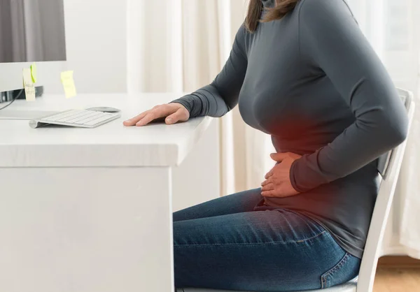 Conceito Período Dor Ureter Estômago Uma Mulher Sua Mesa Diarreia — Fotografia de Stock