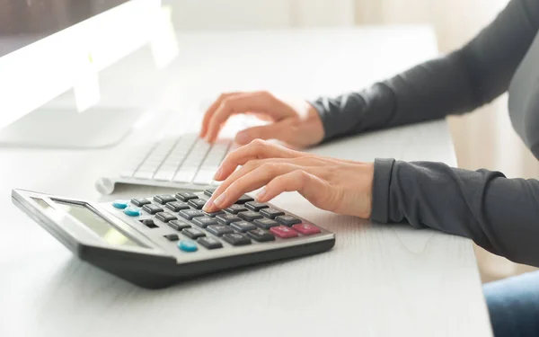 Hand Van Een Accountant Rekent Een Rekenmachine Schrijft Een Financieel — Stockfoto