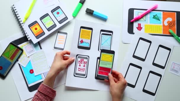 Web Designer Está Trabalhando Uma Interface Para Aplicativos Telefone Móvel — Vídeo de Stock