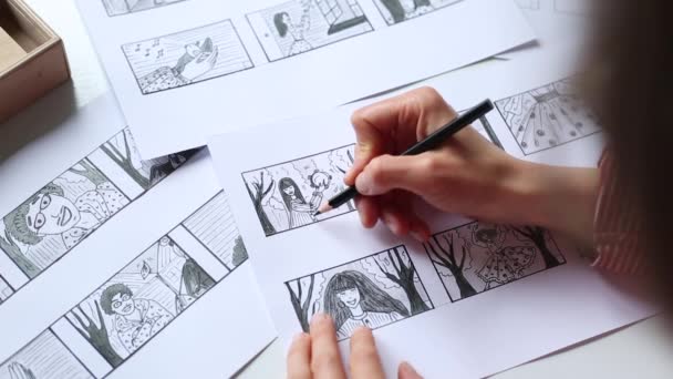 画家为这部电影画了一个故事板 动画师为漫画创作草图 — 图库视频影像