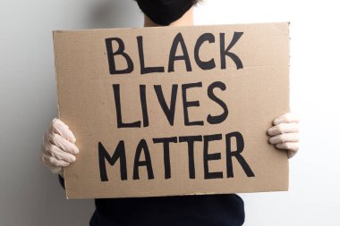 Siyahların hayatı önemli - bayrak protestocuların elinde.