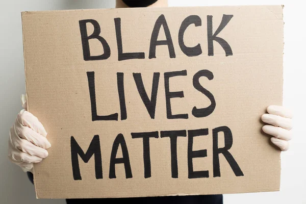 Liczy Się Czarne Życie Sztandar Rękach Protestującego — Zdjęcie stockowe