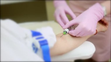 Doktor bir damardan kan alıyor. Plasma kaldırma.