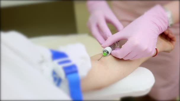 Der Arzt Entnimmt Blut Aus Einer Vene Plasmaanhebung — Stockvideo