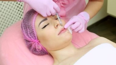 Genç bayana dudak büyütme iğnesi yapılacak..