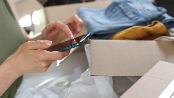 Kvinde Modtog Postkasse Med Varer Shopping Betaling Online Smartphone – Stock-video