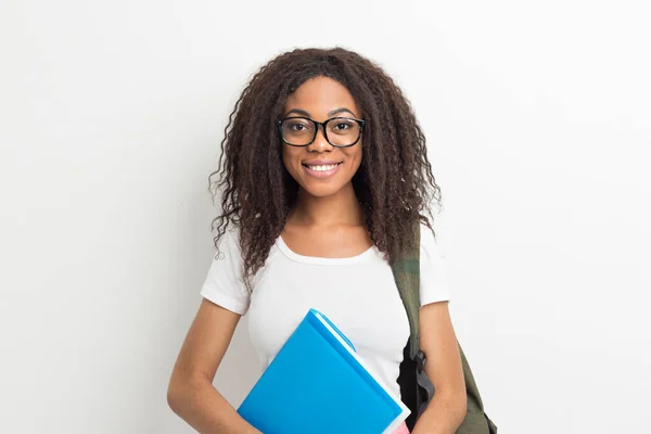 Porträt Einer Lächelnden Afroamerikanischen Studentin Mit Brille Glückliche Und Erfolgreiche — Stockfoto