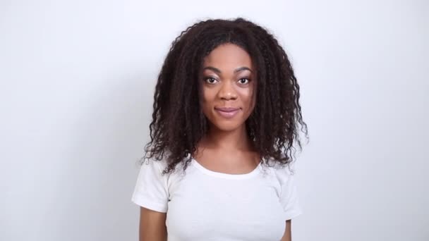 Portrait Une Jeune Femme Afro Américaine Heureuse Aux Cheveux Bouclés — Video