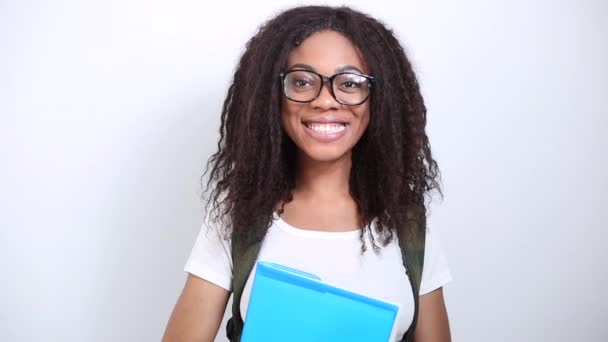 Retrato Una Joven Estudiante Afroamericana Sonriente Chica Feliz Negro Gafas — Vídeo de stock