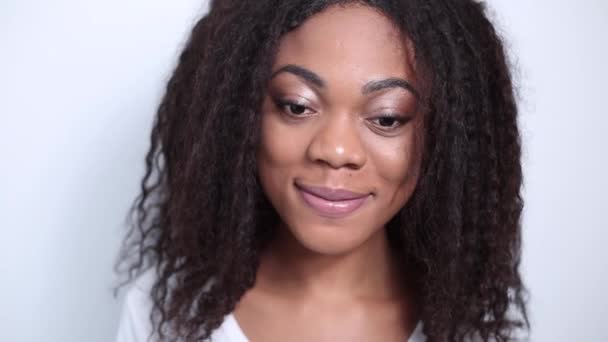 Gros Plan Visage Une Jeune Femme Afro Américaine Souriante Aux — Video