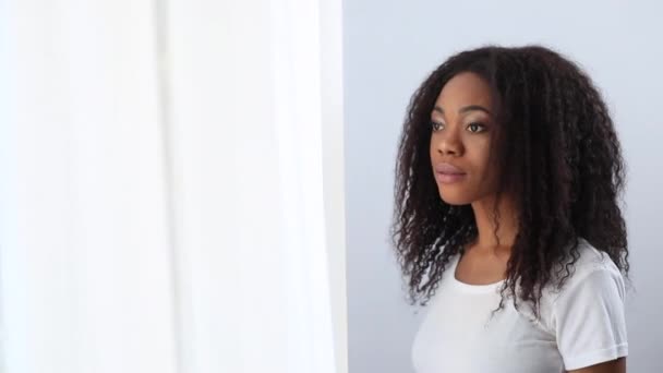 Glad Afroamerikan Som Tittar Genom Fönstret Porträtt Leende Svart Kvinna — Stockvideo