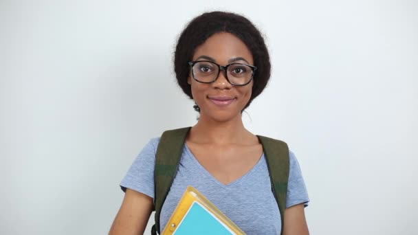 Retrato Uma Estudante Afro Americana Sorridente Mulher Negra Feliz Óculos — Vídeo de Stock