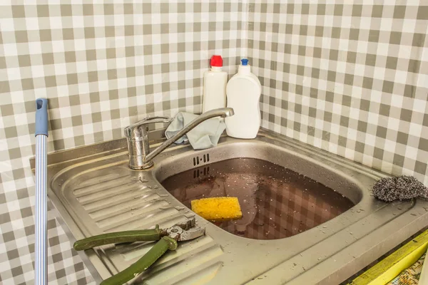 詰まったキッチンシンク 下水道管が詰まってた 水供給の問題 — ストック写真