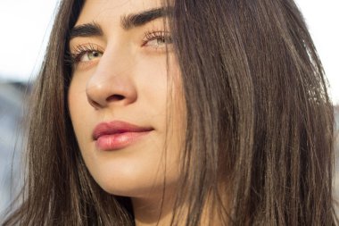 Gülümseyen bir kızın portresi. Güzel bir genç kadının yüzüne yakın çekim..