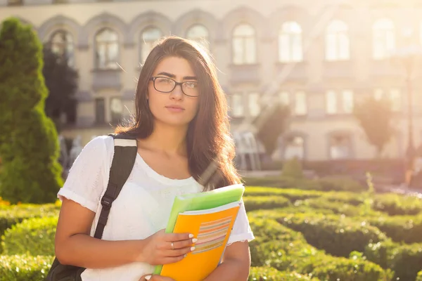 Mladá Studentka Knihami Parku — Stock fotografie