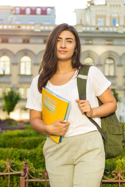 Parkta Kitapları Olan Genç Bir Bayan Öğrenci — Stok fotoğraf