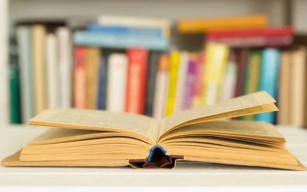 Buka halaman buku. Membaca konsep. — Stok Gambar Buka Halaman Buku Membaca Konsep Stok Foto Bebas Royalti